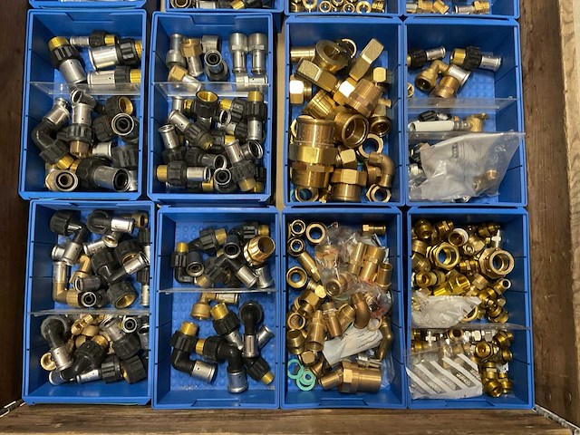 Partij installatiemateriaal - afbeelding 2 van  3