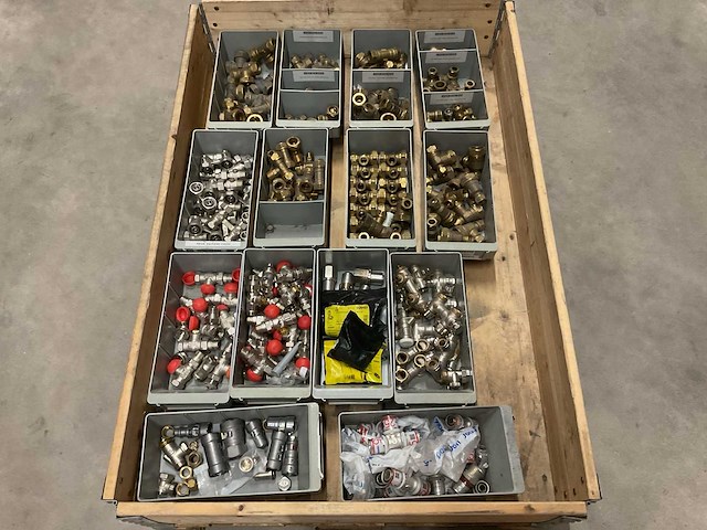 Partij installatiemateriaal - afbeelding 1 van  3