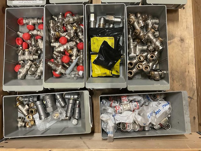 Partij installatiemateriaal - afbeelding 2 van  3