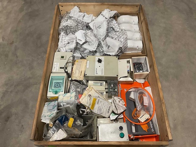 Partij installatiemateriaal - afbeelding 10 van  10