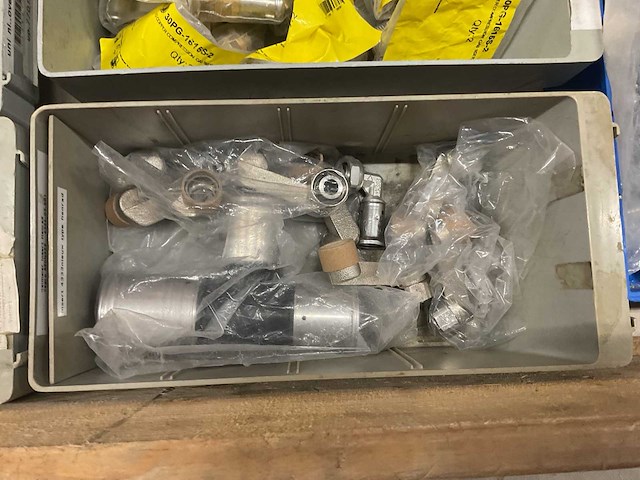 Partij installatiemateriaal - afbeelding 2 van  12
