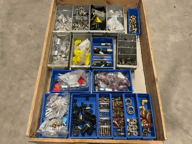 Partij installatiemateriaal - afbeelding 1 van  12