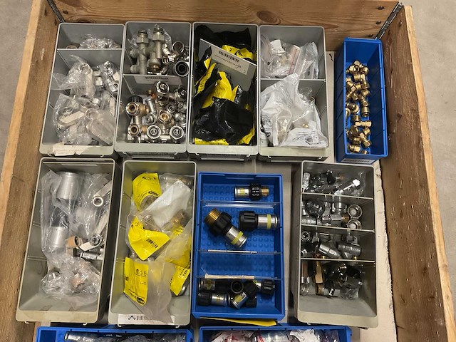 Partij installatiemateriaal - afbeelding 6 van  12