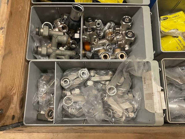 Partij installatiemateriaal - afbeelding 12 van  12