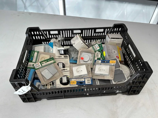 Partij installatiemateriaal - afbeelding 1 van  3