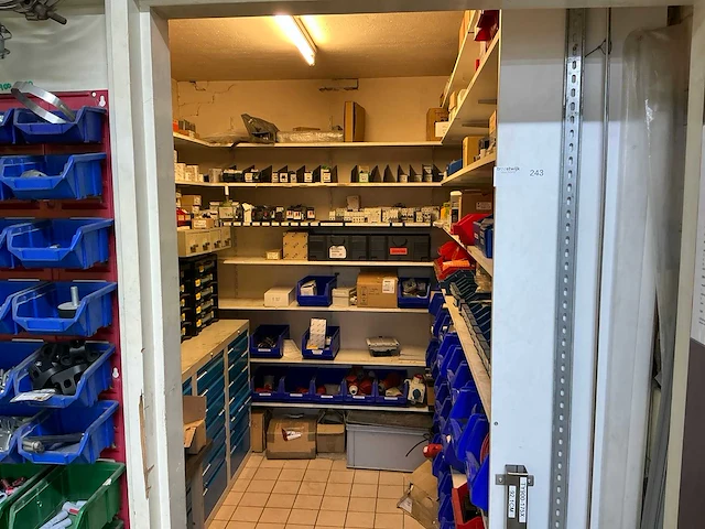 Partij installatiemateriaal - afbeelding 1 van  62