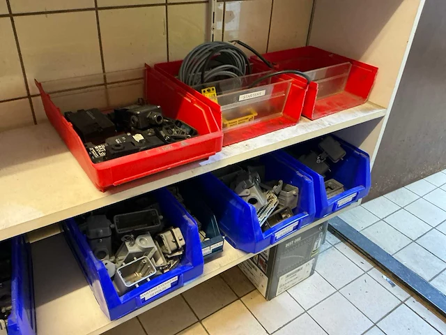Partij installatiemateriaal - afbeelding 27 van  62