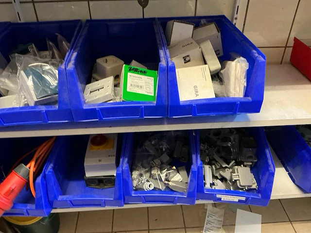 Partij installatiemateriaal - afbeelding 28 van  62
