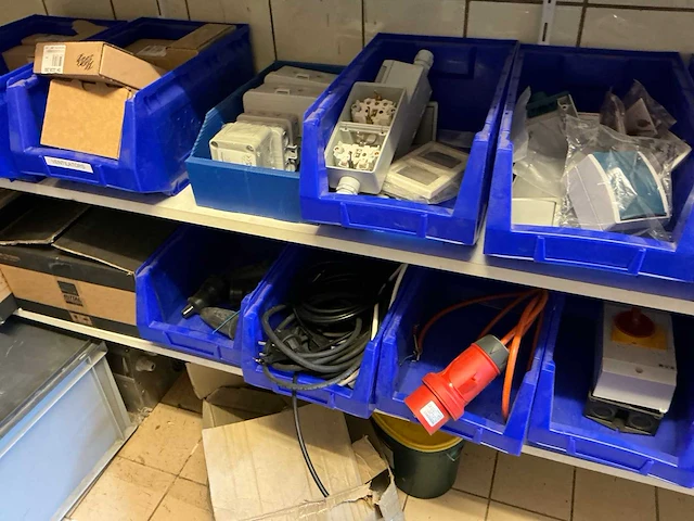 Partij installatiemateriaal - afbeelding 29 van  62