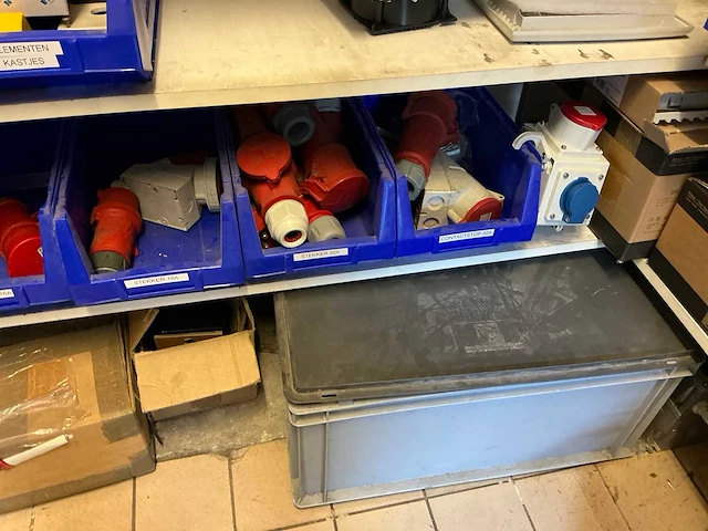 Partij installatiemateriaal - afbeelding 31 van  62