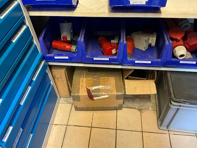 Partij installatiemateriaal - afbeelding 32 van  62