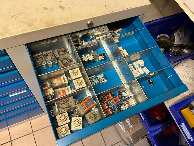 Partij installatiemateriaal - afbeelding 33 van  62