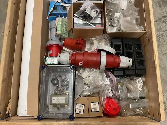 Partij installatiemateriaal - afbeelding 2 van  8