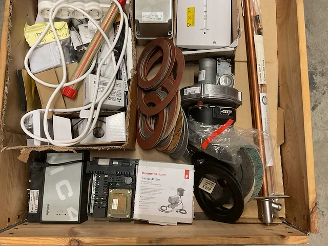 Partij installatiemateriaal - afbeelding 3 van  10