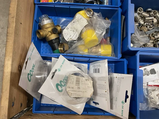 Partij installatiemateriaal - afbeelding 2 van  10