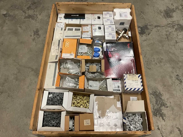 Partij installatiemateriaal - afbeelding 1 van  11