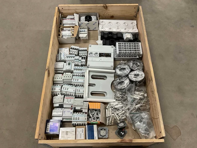 Partij installatiemateriaal - afbeelding 1 van  7