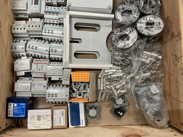 Partij installatiemateriaal - afbeelding 2 van  7