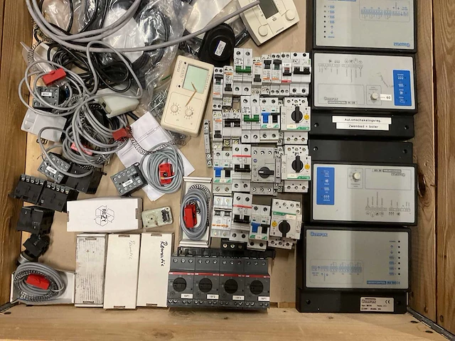 Partij installatiemateriaal - afbeelding 2 van  3