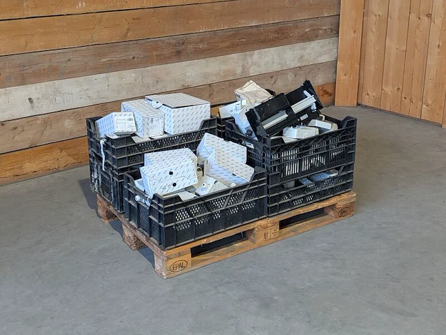 Partij installatiemateriaal - afbeelding 1 van  28