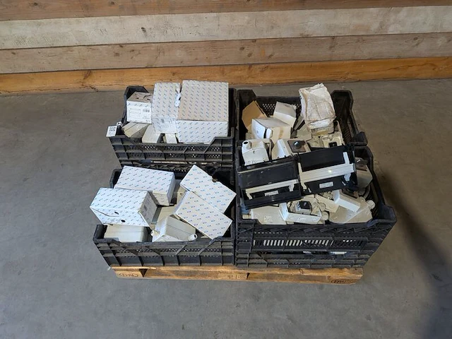Partij installatiemateriaal - afbeelding 12 van  28