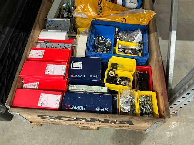 Partij installatiemateriaal - afbeelding 2 van  9