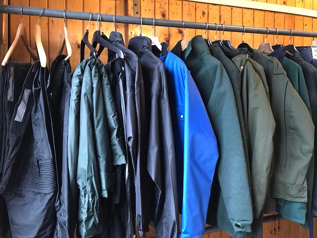 Partij jassen en broeken - afbeelding 1 van  4