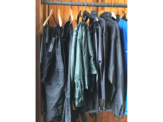 Partij jassen en broeken - afbeelding 2 van  4