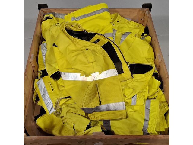 Partij jassen (mouwen afgeknipt) - afbeelding 6 van  6