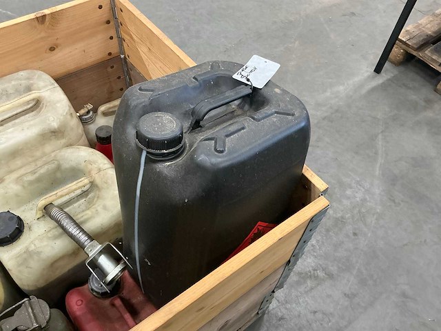 Partij jerrycans diesel, benzine en olie - afbeelding 7 van  10