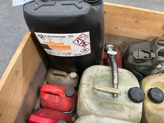 Partij jerrycans diesel, benzine en olie - afbeelding 2 van  10