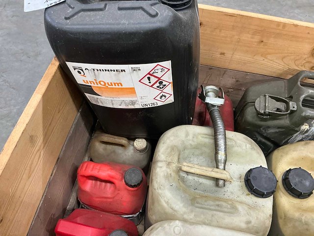 Partij jerrycans diesel, benzine en olie - afbeelding 2 van  5