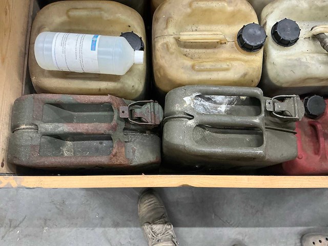 Partij jerrycans diesel, benzine en olie - afbeelding 3 van  5