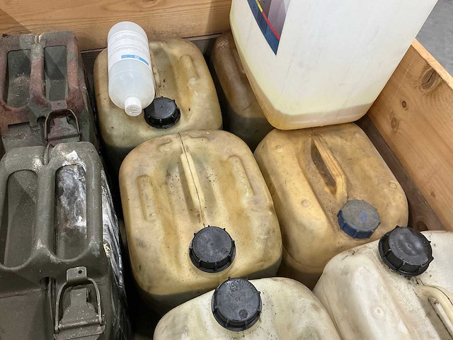 Partij jerrycans diesel, benzine en olie - afbeelding 5 van  5