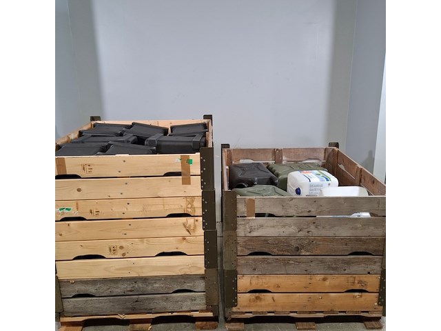 Partij jerrycans en containers - afbeelding 1 van  7