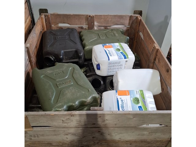 Partij jerrycans en containers - afbeelding 2 van  7