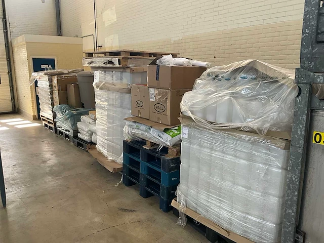 Partij jerrycans en diverse - afbeelding 1 van  10