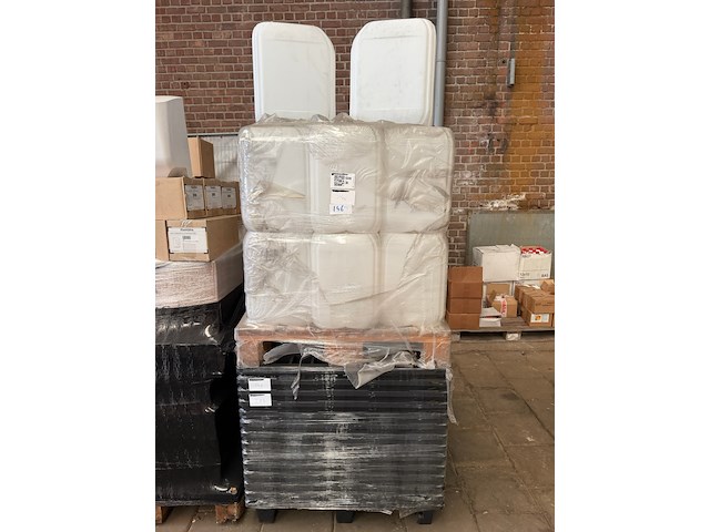 Partij jerrycans en kunststof pallets - afbeelding 1 van  5