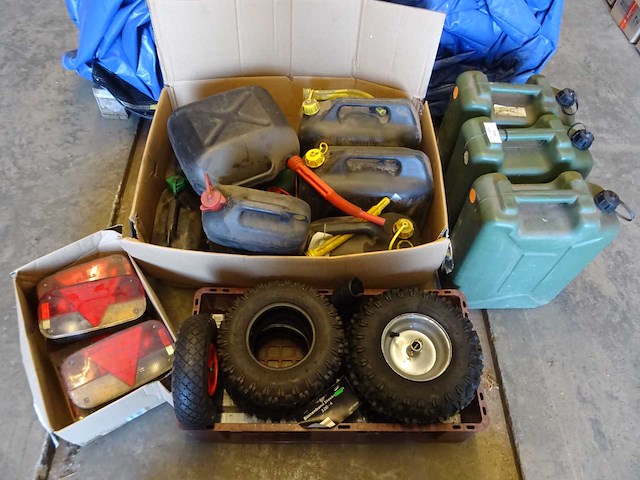 Partij jerrycans, luchtbanden en achterlichten - afbeelding 1 van  5