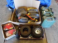 Partij jerrycans, luchtbanden en achterlichten - afbeelding 1 van  5
