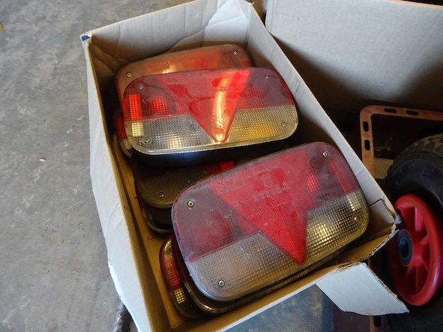 Partij jerrycans, luchtbanden en achterlichten - afbeelding 2 van  5