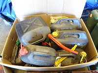 Partij jerrycans, luchtbanden en achterlichten - afbeelding 4 van  5