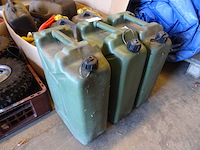 Partij jerrycans, luchtbanden en achterlichten - afbeelding 5 van  5