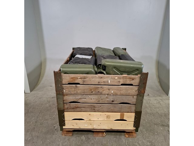 Partij jerrycans, o.a. scepter - afbeelding 1 van  7