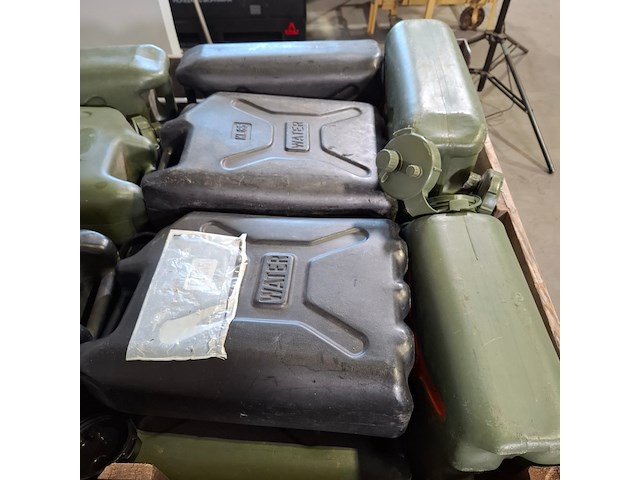 Partij jerrycans, o.a. scepter - afbeelding 6 van  7