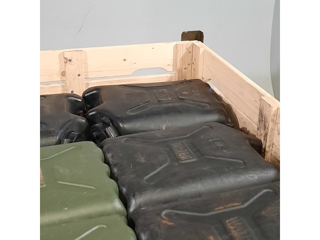 Partij jerrycans, o.a. scepter - afbeelding 4 van  6