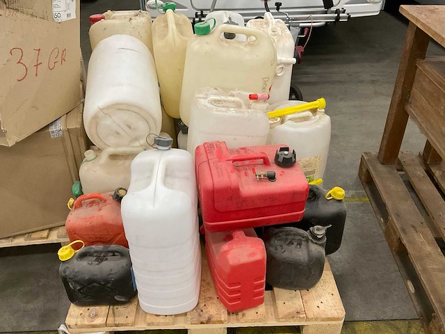 Partij jerrycans - afbeelding 1 van  1