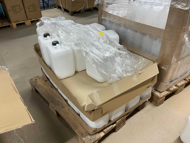 Partij jerrycans - afbeelding 1 van  2