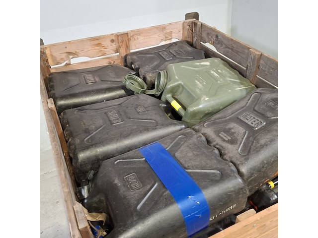 Partij jerrycans - afbeelding 5 van  5