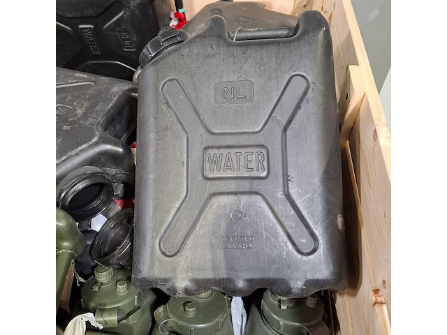 Partij jerrycans - afbeelding 7 van  7